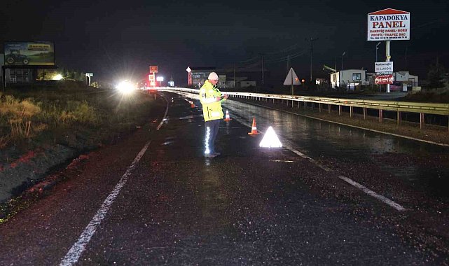 Nevşehir'de yolda oluşan çukurlar, 5 aracı yolda bıraktı