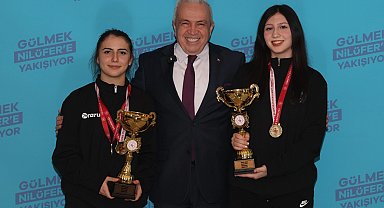 Nilüfer'in şampiyon kızlarından Başkan Özdemir'e kupa ziyareti