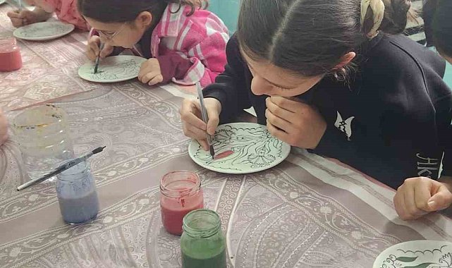 Öğrencilerden çini boyama etkinliği