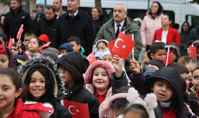 Okula gelen öğrenciler Türk bayraklarıyla karşılandı