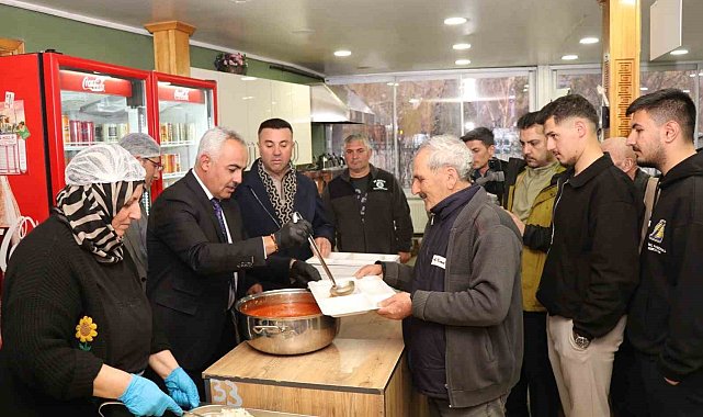 Oltu Belediyesi günlük 500 kişiye iftar yemeği veriyor