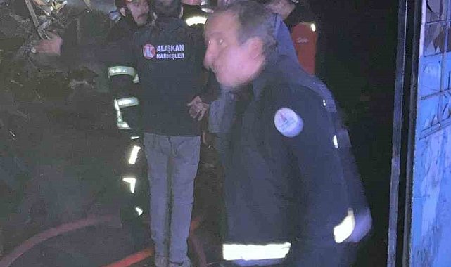 Oto döşeme dükkanı çıkan yangında küle döndü