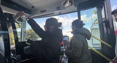 Otobüs şoförü iftara yetişemeyen yolculara yiyecek dağıttı