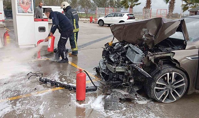 Otomobil akaryakıt istasyonuna daldı, facianın eşiğinden dönüldü