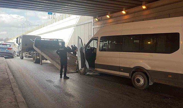 Otomobil ile servis aracı çarpıştı: 5 yaralı