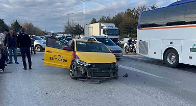 Otomobil ticari taksiye çarptı, 3 kişi yaralandı