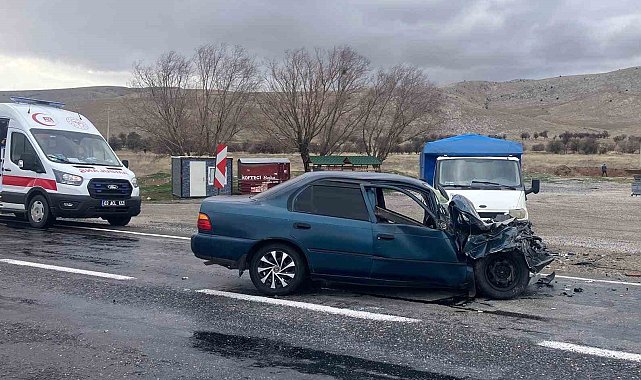Otomobillerin çarpıştığı kazada sürücülerden biri yaralandı