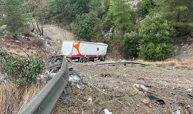 Otoyolda tır bariyerlere çarpıp şarampole yuvarlandı: 2 yaralı