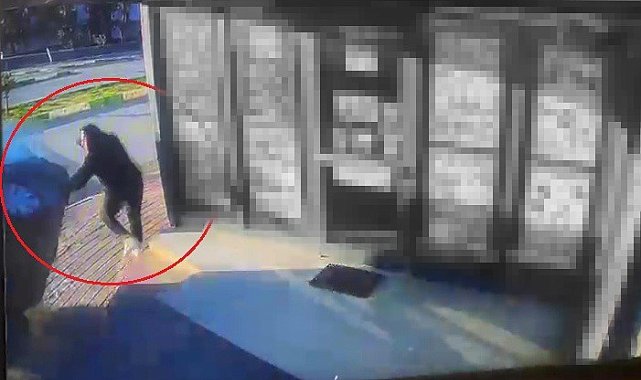 Oturduğu yerde aracın altında kalmaktan saniyelerle ile kurtuldu, o anlar güvenlik kamerasına yansıdı