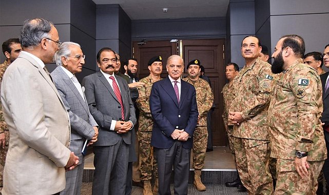 Pakistan Başbakanı Şerif, Genelkurmay Karargahı'nda askeri yetkililerle bir araya geldi