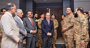 Pakistan Başbakanı Şerif, Genelkurmay Karargahı'nda askeri yetkililerle bir araya geldi