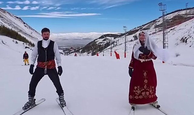 Palandöken'de renkli görüntüler: Pistler geceleri rengarenk oldu, Dadaş kıyafetiyle zirveden kaydılar