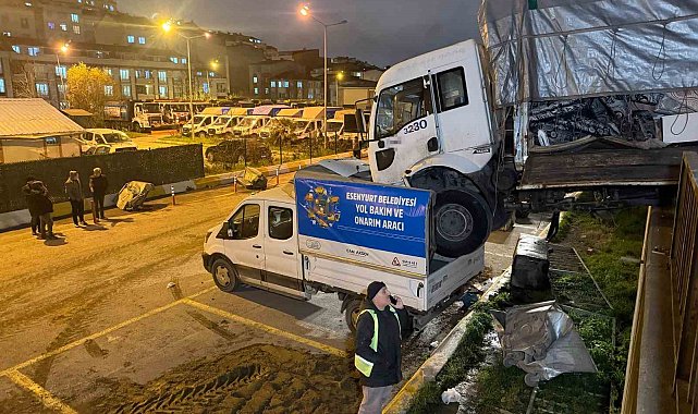 Park halindeki kamyon hareket edip başka aracın üzerine düştü: O anlar kamerada