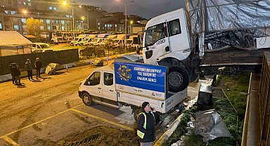Park halindeki kamyon hareket edip başka aracın üzerine düştü: O anlar kamerada