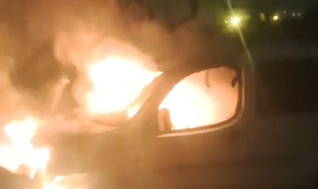 Park halindeki otomobil alev alev yandı