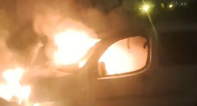 Park halindeki otomobil alev alev yandı