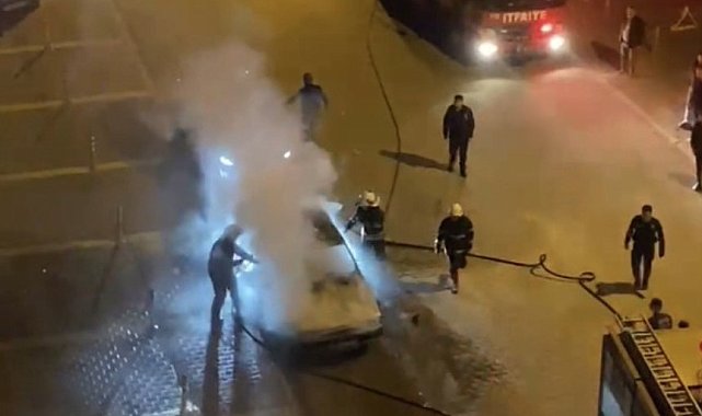 Park halindeki otomobil alev alev yandı