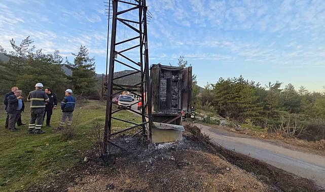 Patlayan elektrik trafosu alev aldı