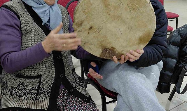 Pazarlar'da halk oyunları kursunda seslendirilen yöresel ezgiler