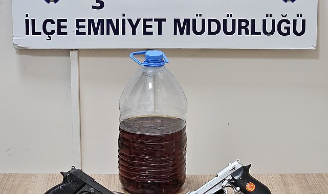 Polis iş yerine yaptığı baskında ruhsatsız silah ve bıçak ele geçirdi