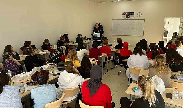 Polisten vatandaşlara uyuşturucuyla mücadele eğitimi