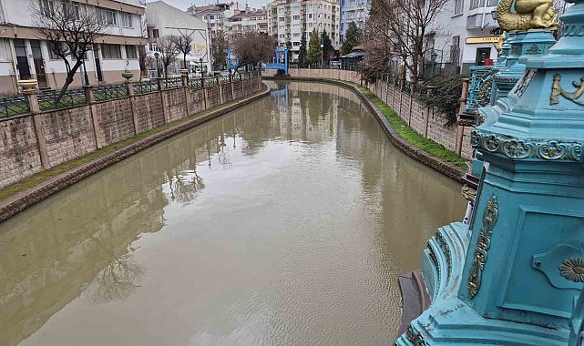 Porsuk Çayı kahverengi tonuna büründü
