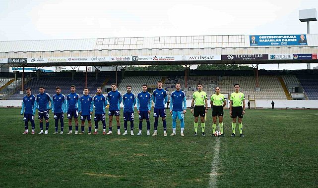 Rakip maça çıkmayınca kendi aralarında çift kale maç yaptılar