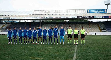Rakip maça çıkmayınca kendi aralarında çift kale maç yaptılar