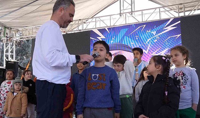 Ramazan Sokağı'nda renkli görüntüler: Sahneye çıkan çocuklar ilahiler seslendirdi