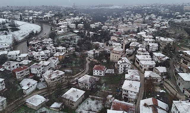 Safranbolu'da kar yağışı tarihi yapıların çatılarını beyaza bürüdü