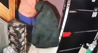 Sahibiyle samimiyet kurduğu iş yerinden önce çöpleri, sonra 250 karton sigarayı çıkarttı