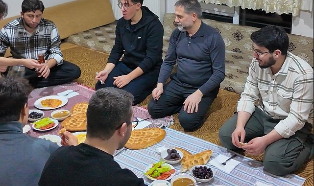 Sahur sofrasında öğrencileri yalnız bırakmadı
