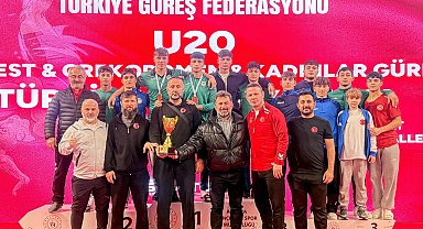 Sakarya Büyükşehirli güreşçilerden Ankara'da madalya yağmuru