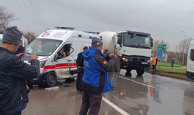 Sakarya'da ambulans ile işçi servisi çarpıştı: 11 yaralı