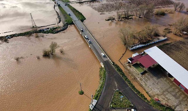 Salihli'de sel felaketi: Köprü yıkıldı, nehir taştı, yollar kapandı