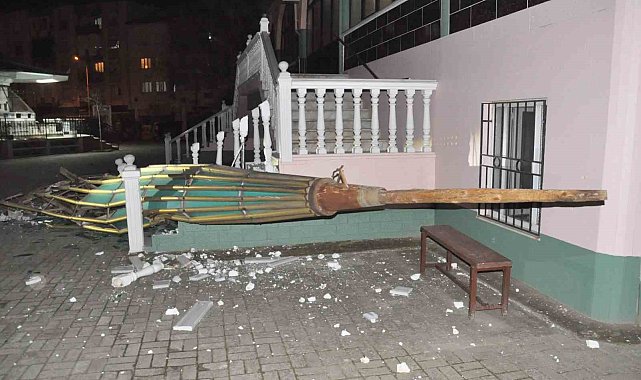 Salihli'yi fırtına vurdu: Minarenin külahı koptu, çok sayıda ağaç devrildi