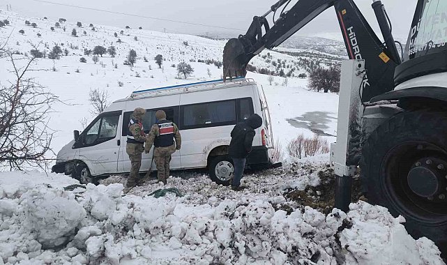 Şarampole sürüklenen minibüs, ekipler tarafından kurtarıldı