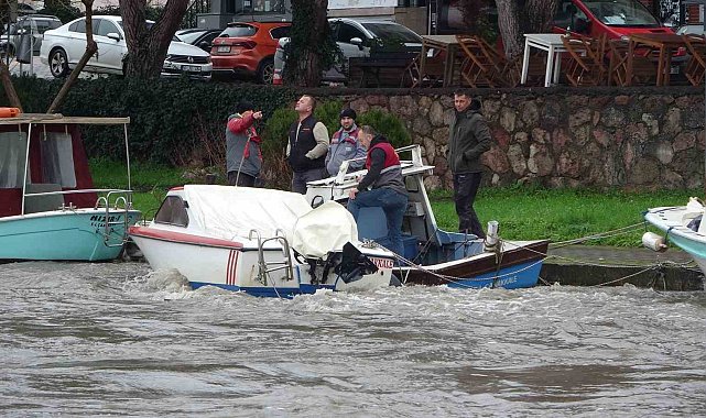 Sarıçay'da balıkçı nöbeti: Balıkçılar tekneleri batmasın diye bekliyor