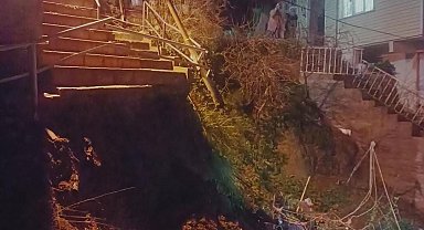 Sarıyer'de yağış nedeniyle bina yanındaki merdivenler çöktü: Mahalleli sokağa döküldü