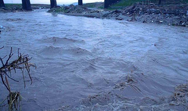 Sel suları Aksu'daki yarım asırlık tarihi köprüye zarar verdi