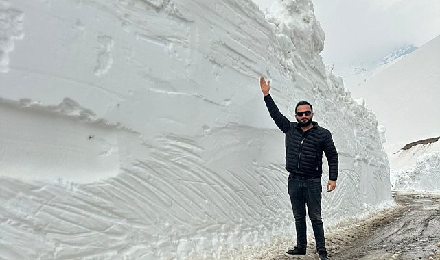 Şemdinli'de iş makinesinin boyunu bulan kar tünellerinde çalışma