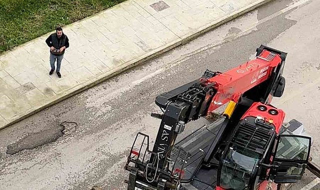 Sevgililer Günü'nü unuttu, iş makinesiyle balkona çıkarttığı güllerle gönül aldı