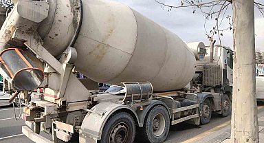 Seyir halindeki beton mikserinden kopan tekerlek üç otomobile çarptı