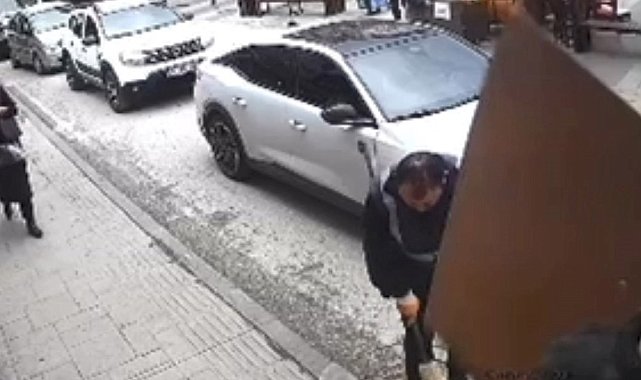 Şiddetli rüzgar nedeniyle düşen tabela, işçinin kafasına böyle çarptı: O anlar güvenlik kamerasında