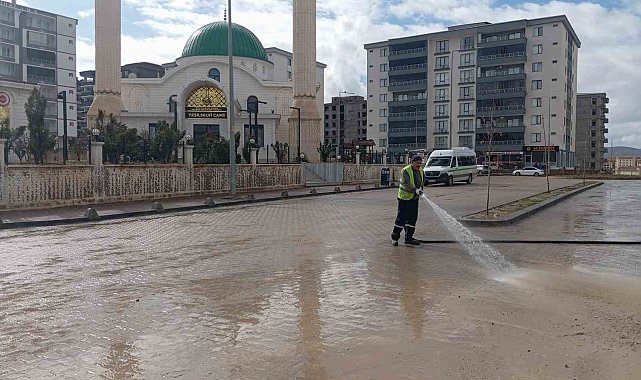 Siirt'te kaldırım ve caddeler yıkanarak dezenfekte edildi