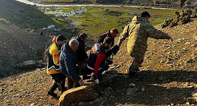 Siirt'te otomobil şarampole yuvarlandı: 1 ölü, 1 yaralı