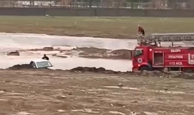 Silopi'de otomobille suda mahsur kalan 2 kişi kurtarıldı
