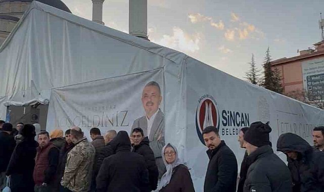 Sincan Belediye Başkanı Ercan, ilk iftarını vatandaşlarla birlikte yaptı