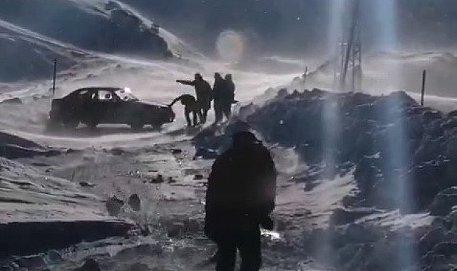 Sincik-Malatya yolunda mahsur kalan araç kurtarıldı