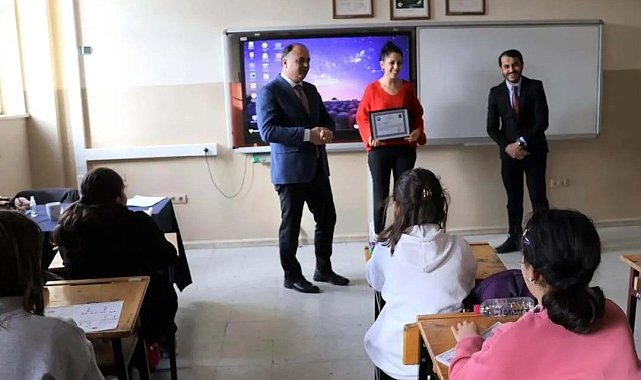 Sinop'ta öğrenciler için gönüllü çalışan öğretmen ödüllendirildi